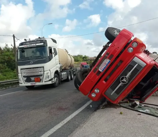 Caminhão com carga de madeira tomba no viaduto das Três Lagoas, em João Pessoa