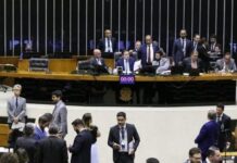 Sem acordo, Câmara não pauta foro privilegiado nem anistia a 8/1