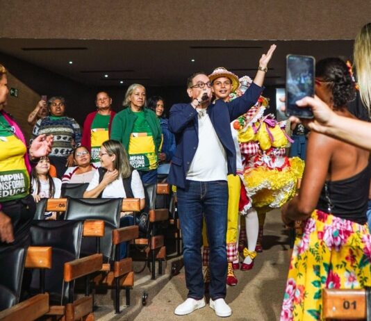 Mais de 600 estudantes da EJA celebram trajetória de Capilé em IV Noite dos Talentos
