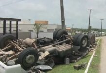 Carreta com manilhas de concreto tomba em rodovia no Litoral Sul paraibano