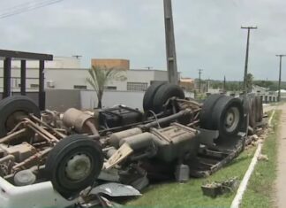 Carreta com manilhas de concreto tomba em rodovia no Litoral Sul paraibano