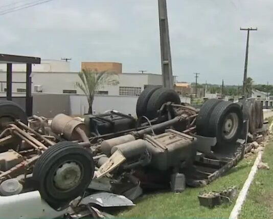 Carreta com manilhas de concreto tomba em rodovia no Litoral Sul paraibano
