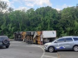 Carreta tomba e bloqueia trânsito entre Campina Grande e João Pessoa na BR-230