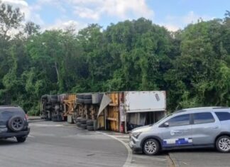Carreta tomba e bloqueia trânsito entre Campina Grande e João Pessoa na BR-230