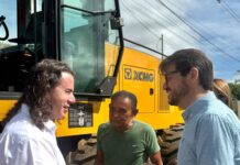 Senador Veneziano entrega motoniveladora para reforçar recuperação de estradas em Campina Grande