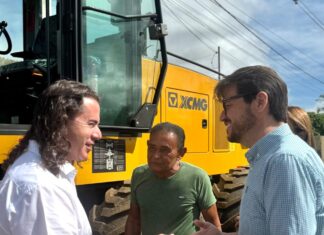 Senador Veneziano entrega motoniveladora para reforçar recuperação de estradas em Campina Grande