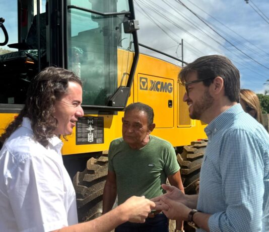 Senador Veneziano entrega motoniveladora para reforçar recuperação de estradas em Campina Grande