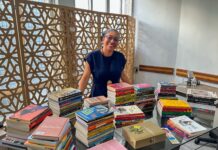 Professora doa mais de 100 livros de autoras negras para formação de biblioteca temática