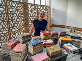 Professora doa mais de 100 livros de autoras negras para formação de biblioteca temática