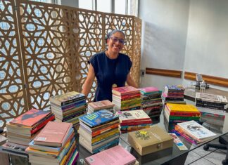 Professora doa mais de 100 livros de autoras negras para formação de biblioteca temática