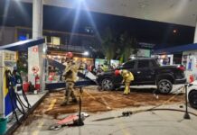 Carro bate em bomba de combustível e atinge motociclistas em posto na Paraíba