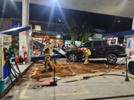 Carro bate em bomba de combustível e atinge motociclistas em posto na Paraíba