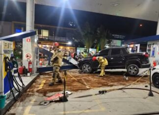 Carro bate em bomba de combustível e atinge motociclistas em posto na Paraíba
