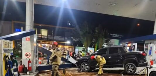 Carro bate em bomba de combustível e atinge motociclistas em posto na Paraíba