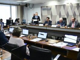 CCJ do Senado aprova PEC que acaba com jornada 6×1