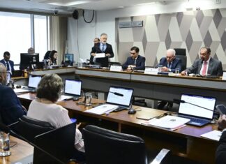 CCJ do Senado aprova PEC que acaba com jornada 6×1
