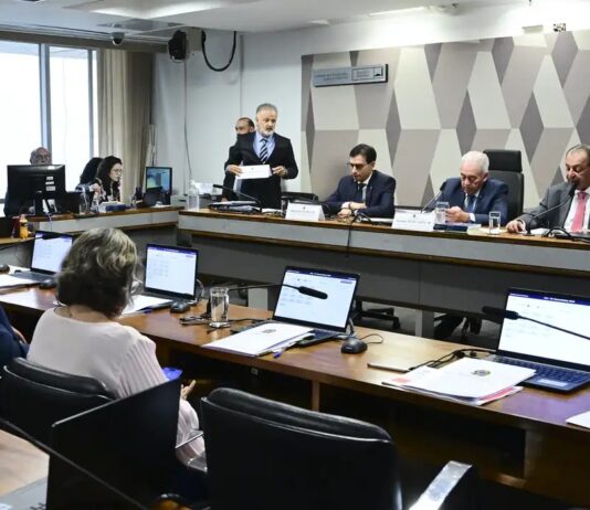 CCJ do Senado aprova PEC que acaba com jornada 6×1