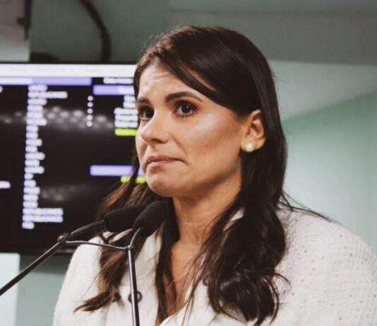 Kallyna Dias toma posse como vereadora de Campina Grande