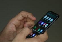 Brasileiro está falando menos de política no WhatsApp, mostra estudo