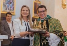Carol Gomes entrega Título de Cidadania Campinense ao Padre Chrystian Shankar durante abertura do 28° Crescer