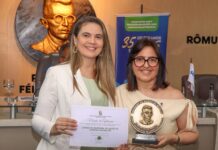 Vereadora Carol Gomes entrega Medalha de Honra ao Mérito ao Conselho Municipal de Saúde por seus 35 anos de existência