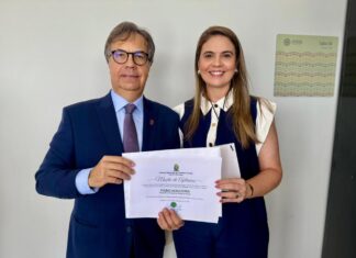 Presidente do TCE-PB é homenageado por Carol Gomes por defesa da primeira infância