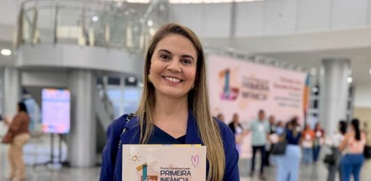 Carol Gomes reforça compromisso com a primeira infância em seminário estadual sobre a temática