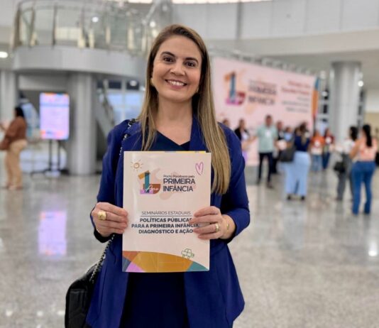 Carol Gomes reforça compromisso com a primeira infância em seminário estadual sobre a temática