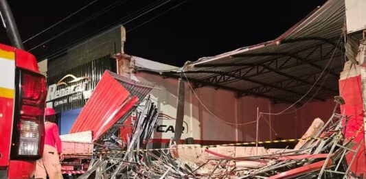 Estrutura de loja de carros desaba, mata uma pessoa e deixa outra ferida, em Campina Grande