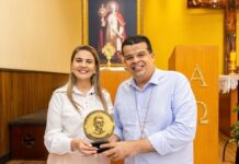 Vereadora Carol Gomes entrega Medalha de Honra ao Mérito à Comunidade Pio X pelos 35 anos de fundação