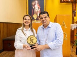 Vereadora Carol Gomes entrega Medalha de Honra ao Mérito à Comunidade Pio X pelos 35 anos de fundação