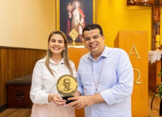 Vereadora Carol Gomes entrega Medalha de Honra ao Mérito à Comunidade Pio X pelos 35 anos de fundação
