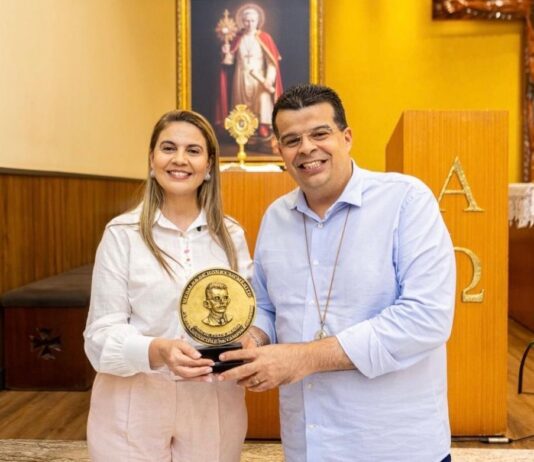 Vereadora Carol Gomes entrega Medalha de Honra ao Mérito à Comunidade Pio X pelos 35 anos de fundação