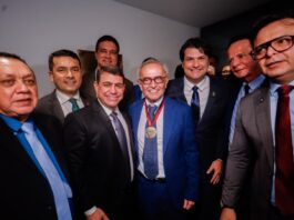 Câmara Municipal concede medalha Cidade de João Pessoa a Cícero Lucena durante inauguração da nova sede