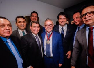 Câmara Municipal concede medalha Cidade de João Pessoa a Cícero Lucena durante inauguração da nova sede