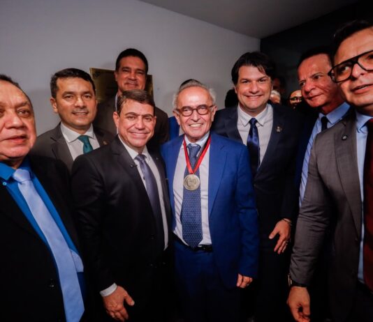 Câmara Municipal concede medalha Cidade de João Pessoa a Cícero Lucena durante inauguração da nova sede