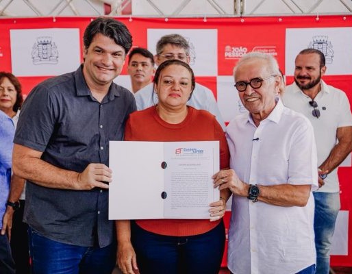 Cícero entrega moradia digna, escrituras e indenizações a famílias do Complexo Beira Rio, além de obra de contenção em Miramar