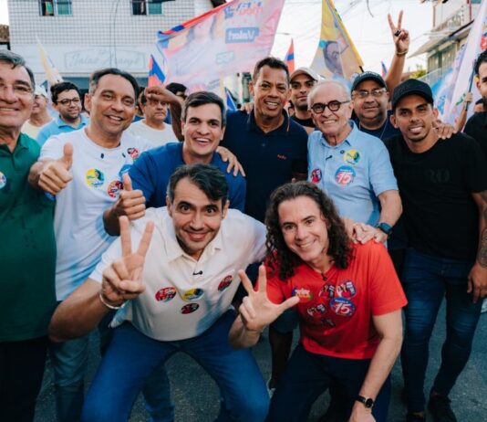 Cícero, Diogo, Veneziano, André e Romero puxam multidão em caminhada na Zona Leste de Campina
