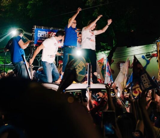 Cícero reúne uma multidão na Avenida Epitácio Pessoa durante arrastão em João Pessoa