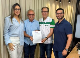 Cícero entrega Carta-compromisso com a Saúde Pública da Paraíba durante encontro com presidente do Sindicato dos Médicos
