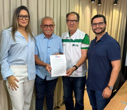 Cícero entrega Carta-compromisso com a Saúde Pública da Paraíba durante encontro com presidente do Sindicato dos Médicos