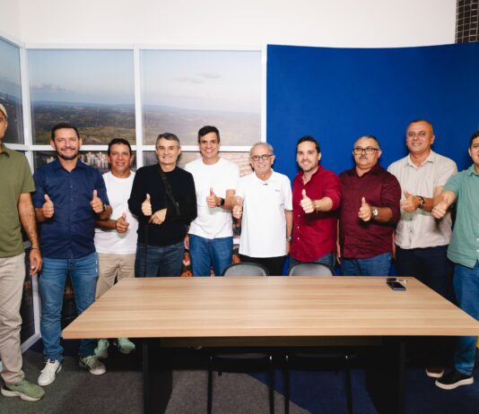 Prefeito de Alcantil anuncia apoio a Cícero Lucena e critica falta de convênios do Governo do Estado