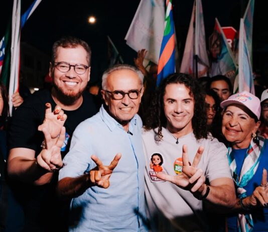Ao lado de Veneziano, Cícero puxa militância em caminhada na Capital e diz estar confiante em vitória no segundo turno