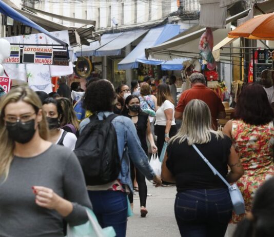 Comércio recua 0,3% em agosto, mas acumula alta em 2024