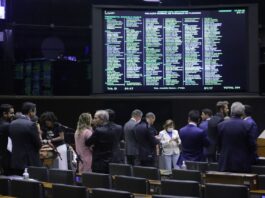 Arthur Lira determina participação presencial de deputados para trabalho