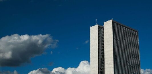 Lula sanciona, com vetos, reajuste salarial para cargos do Legislativo