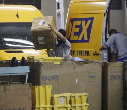 Correios alertam sobre golpe cobrando taxa para retirar encomenda