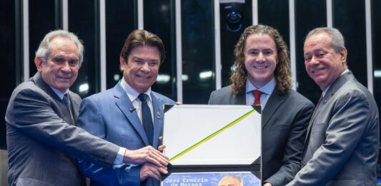 No Senado, presidente da FIEPB e da Associação Nordeste Forte recebe o Diploma José Ermírio de Moraes