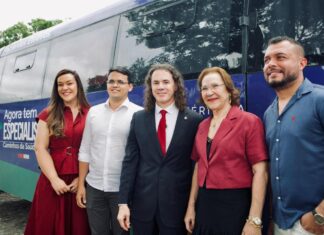 Prefeitos agradecem articulação de Veneziano durante entrega de 118 veículos para assistência à saúde na Paraíba