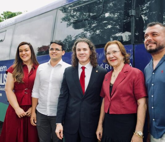 Prefeitos agradecem articulação de Veneziano durante entrega de 118 veículos para assistência à saúde na Paraíba